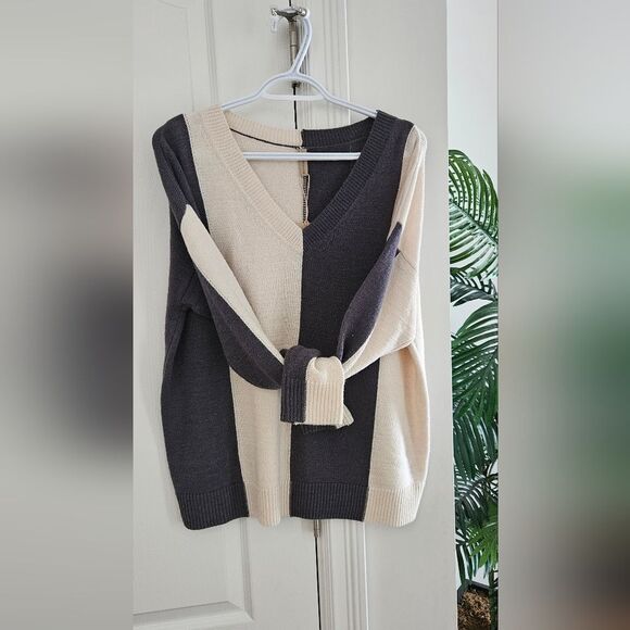 soyaconcept Sweaters - Modern Colorblock V-Neck Sweater in Charcoal and Cream